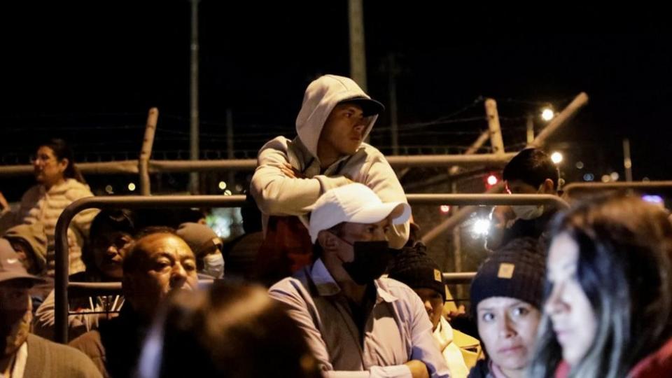 Familiares de los presos esperaban a las afueras de Cotopaxi.