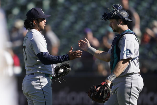 Julio Rodríguez leaves with back tightness, Mariners beat A&rsquo