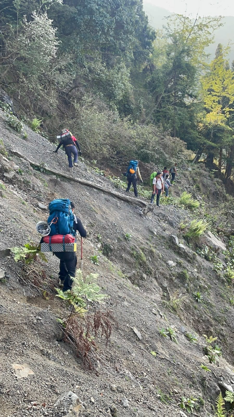 高雄一名那瑪夏區獵人，在桃源區梅山里六溪山一帶採藥，因右腳膝蓋舊傷復發無法行走，受困山中7天終於獲救。高雄消防局桃源分隊提供