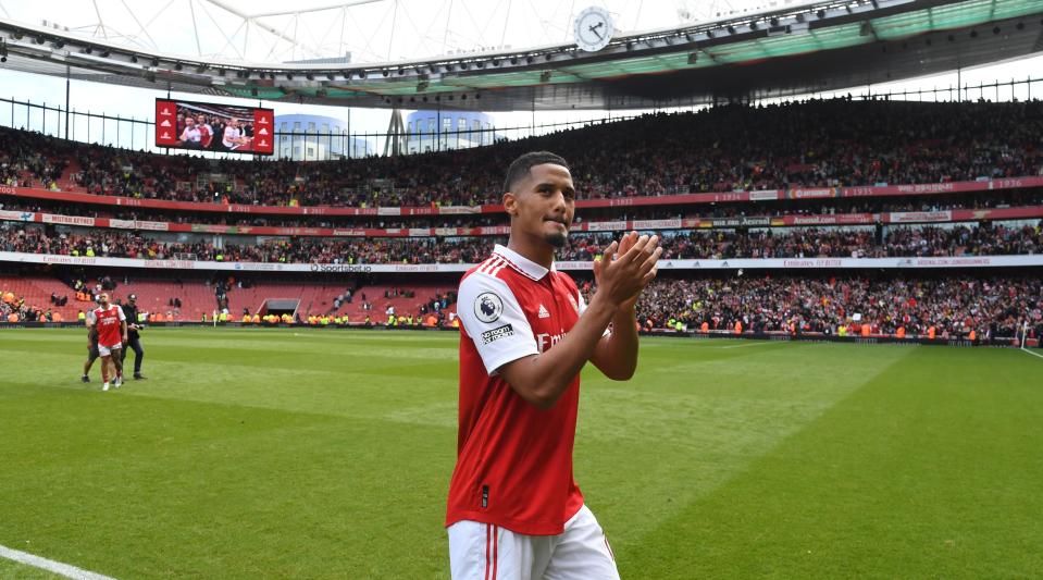 Le défenseur d'Arsenal William Saliba applaudit les fans après le match de Premier League entre Arsenal et Tottenham Hotspur le 1er octobre 2022 à l'Emirates Stadium de Londres, Royaume-Uni