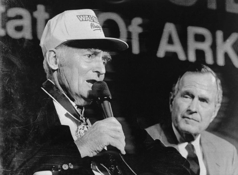 Sam Walton（左），旁為老布殊總統。（Getty Images）