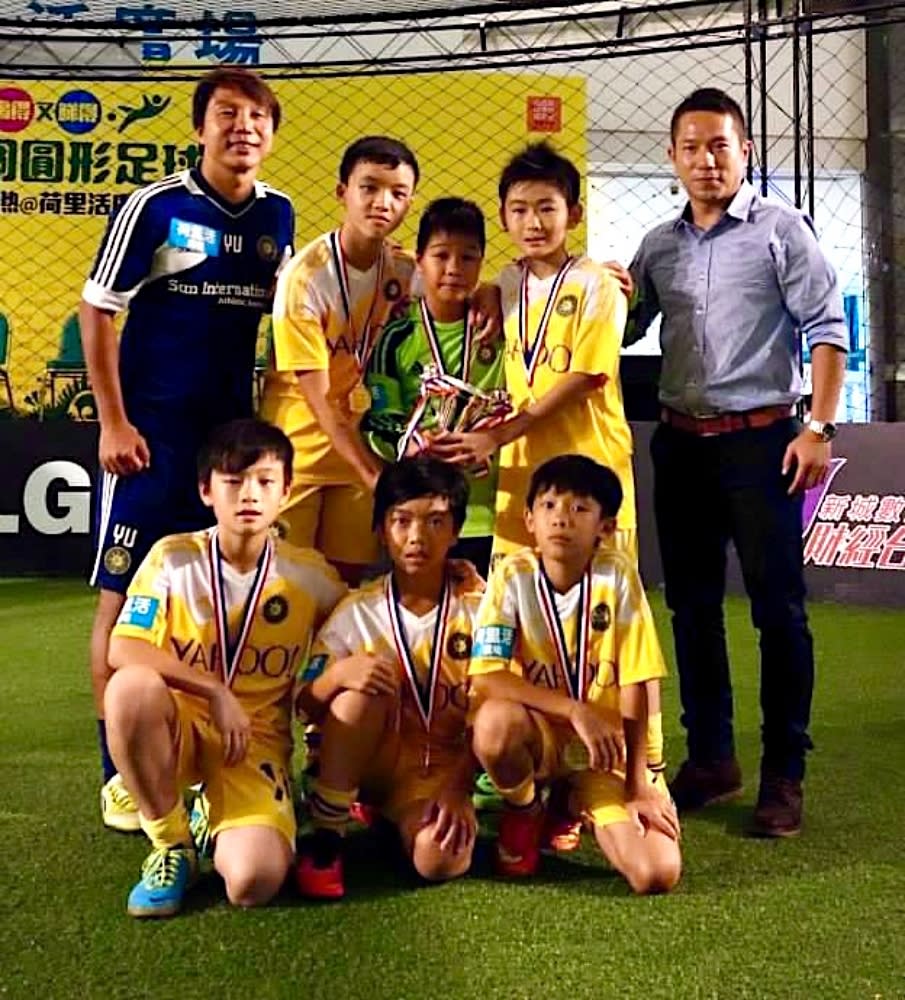 Chen Zhikang (1st from right) and Chen Zhenyu (1st from left) are both Chen Jinyi's first coaches.  (Photo: Chen Zhikang Cow13oy Support Club)