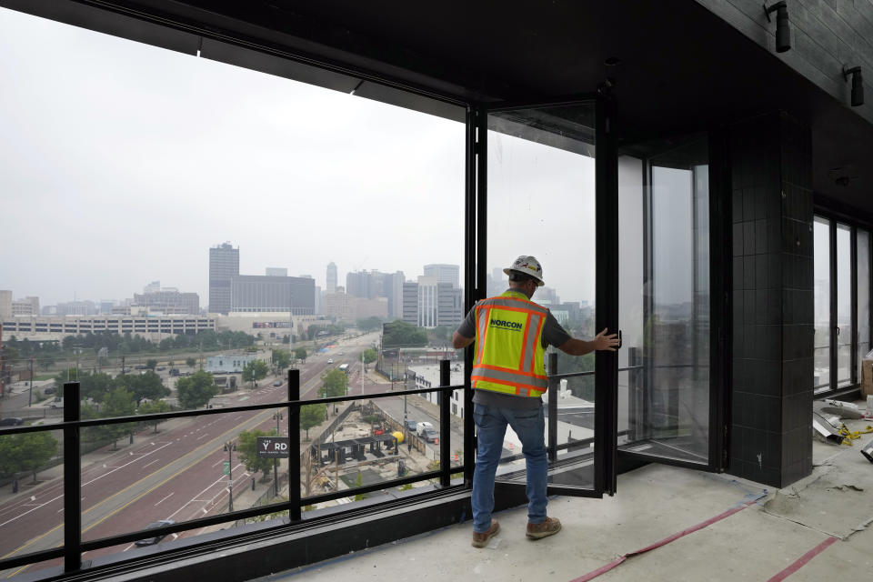 Un trabajador abre las ventanas del último piso del nuevo Hotel Godfrey, el 27 de junio de 2023, en Detroit. El 18 de julio de 2013, un administrador designado por el estado declaró a Detroit la ciudad más grande de EE.UU. en declararse en bancarrota. Una década después, la ciudad ha resurgido de entre las cenizas de la insolvencia. (AP Foto/Carlos Osorio)