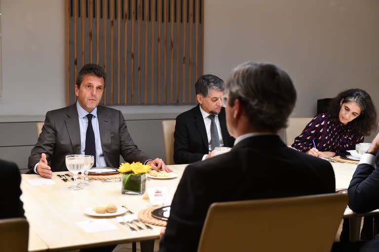 Massa, en la cena con los embajadores del G7 en la sede diplomática de Alemania