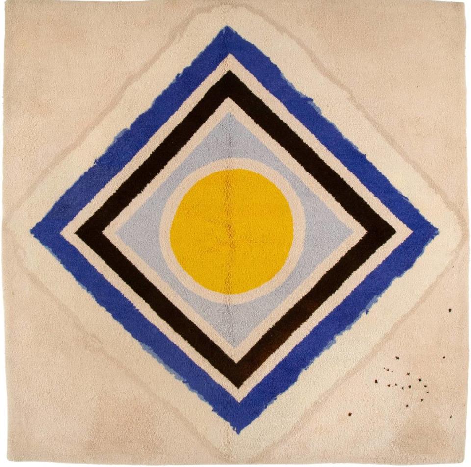 El tapiz titulado “after Bell”, (c) 1967, del artista norteamericano Kenneth Noland está hecho con lana. 96.5 X 96 pulgadas.