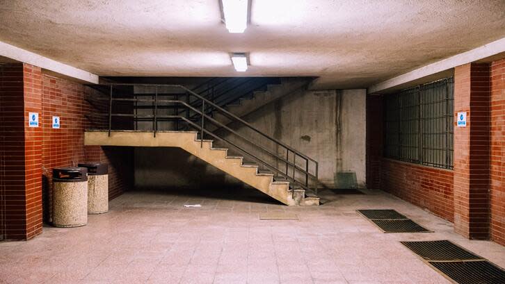 Bagian bawah lantai bisa menjadi tempat aman untuk menyimpan barang-barang Anda yang tidak terpakai. (Foto: Unsplash - Michal Balog)
