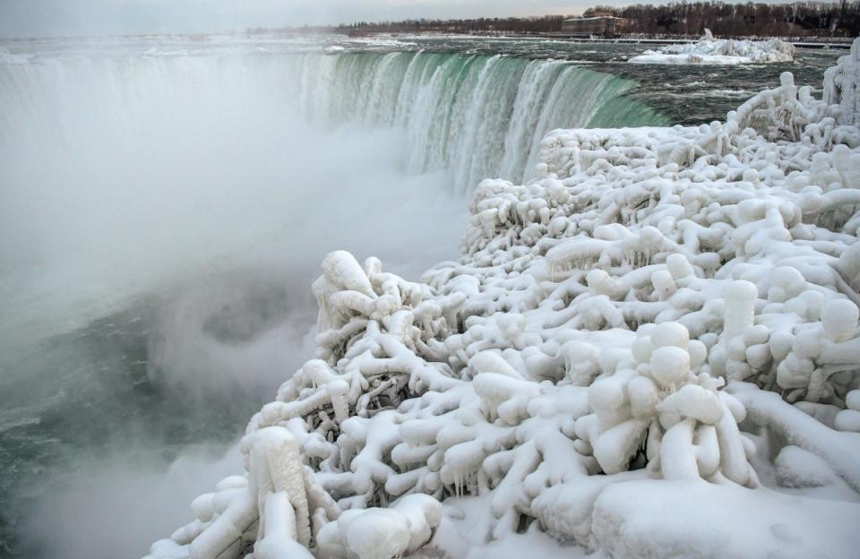 US-Canada: Ice and snow cover branches near the brink of the Horseshoe Falls, due to subzero temperatures in Niagara Falls (Reuters)