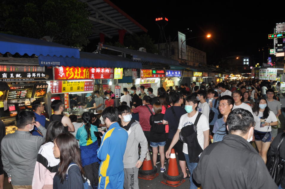 五一連假展開，宜蘭羅東觀光夜市今天晚間湧入不少遊客，但當地夜市發展協會指出，新冠肺炎疫情發生至今，假日人潮只有過去的4成，雖然近日疫情逐漸趨緩，但增加的人潮仍有限。(中央社) 