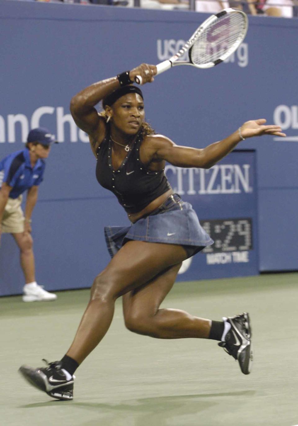 <p>Serena Williams ist, neben ihrer Schwester, eines der Ausnahmetalente und Mode-Highlights des modernen Damentennis. Sie trug schon Fransen, knappe Overalls – und 2004 sogar ein Nieten-Top zum Jeans-Rock! Damit trat sie in New York im Viertelfinale der US Open gegen Jennifer Capriati an. (Bild: A. Messerschmidt/Getty Images) </p>