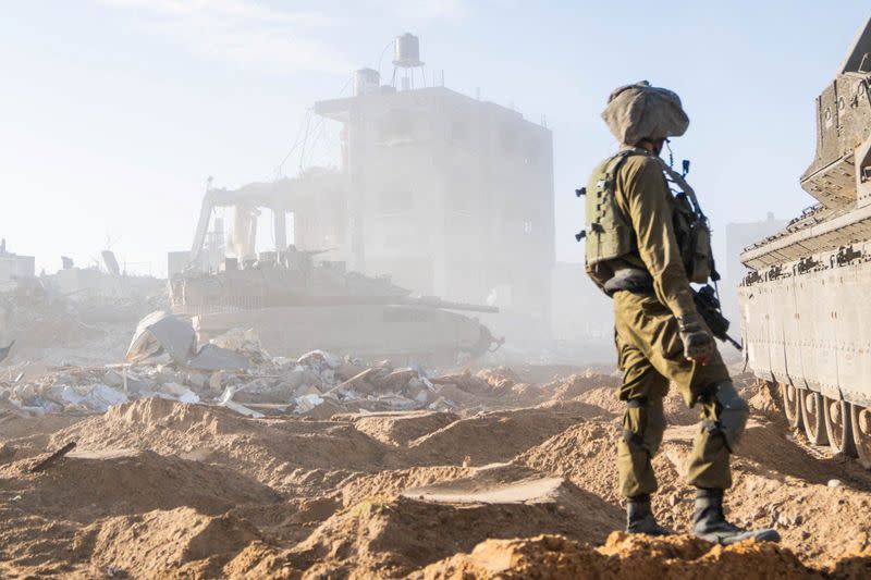 Un soldado israelí opera en la Franja de Gaza
