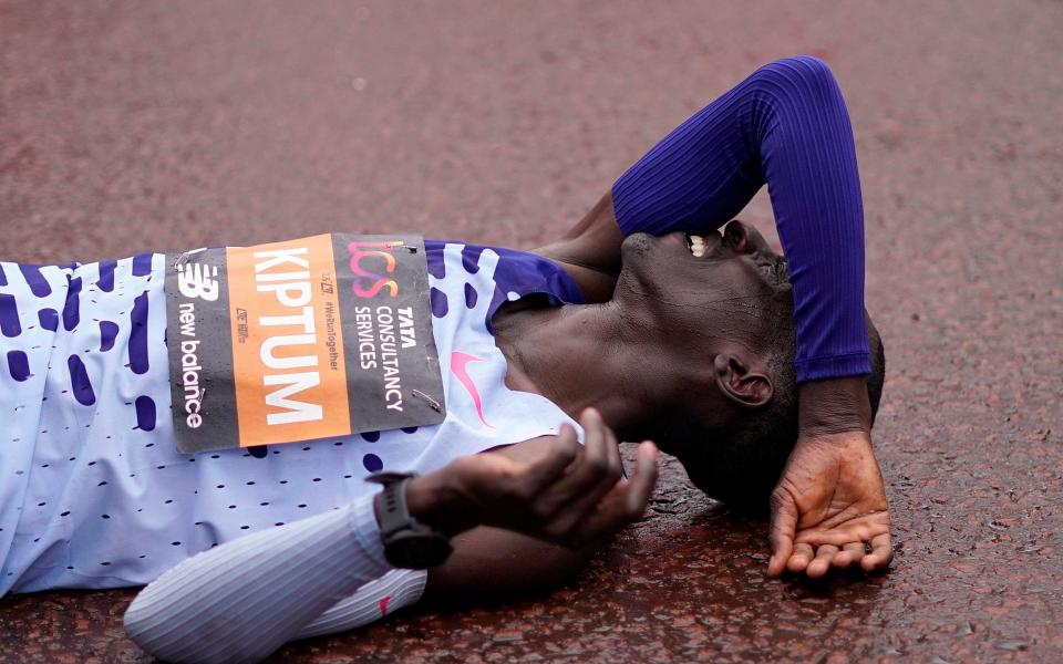 Mo Farah bows out of London Marathon after body lets him down - AP/Alberto Pezzali