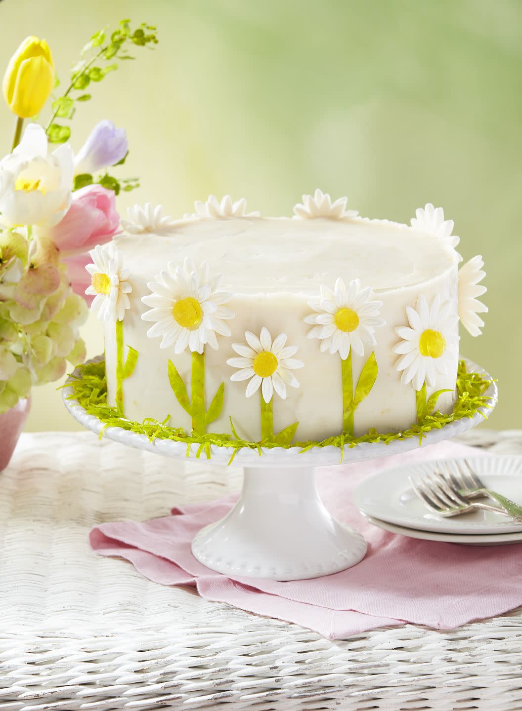 daisy lemon cake with sugar daisies pressed around the outside