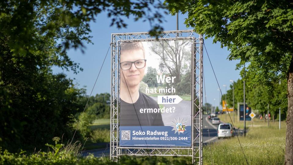 Auch eine Ausstrahlung in der ZDF-Sendung «Aktenzeichen XY... ungelöst» brachte keine Erkenntnisse: Jetzt sollen Plakate helfen, den Mord an einem 24-Jährigen aus Bayreuth aufzuklären.