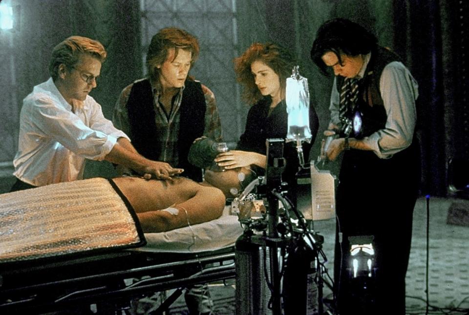 Nelson (Kiefer Sutherland), Labraccio (Kevin Bacon), Rachel (Julia Roberts) und Randy (Oliver Platt, von links) überwachen in "Flatliners" Joes (William Baldwin) Ausflug ins Jenseits: Der Film über Medizinstudenten, die mit künstlichen Nahtoderfahrungen experimentieren, ist ein subtiler, effektvoller und cleverer Thriller. (Bild: kabel eins / Columbia Pictures)