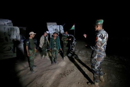 Peshmerga forces gather on the east of Mosul during preparations to attack Mosul, Iraq, October 16, 2016. REUTERS/Azad Lashkari