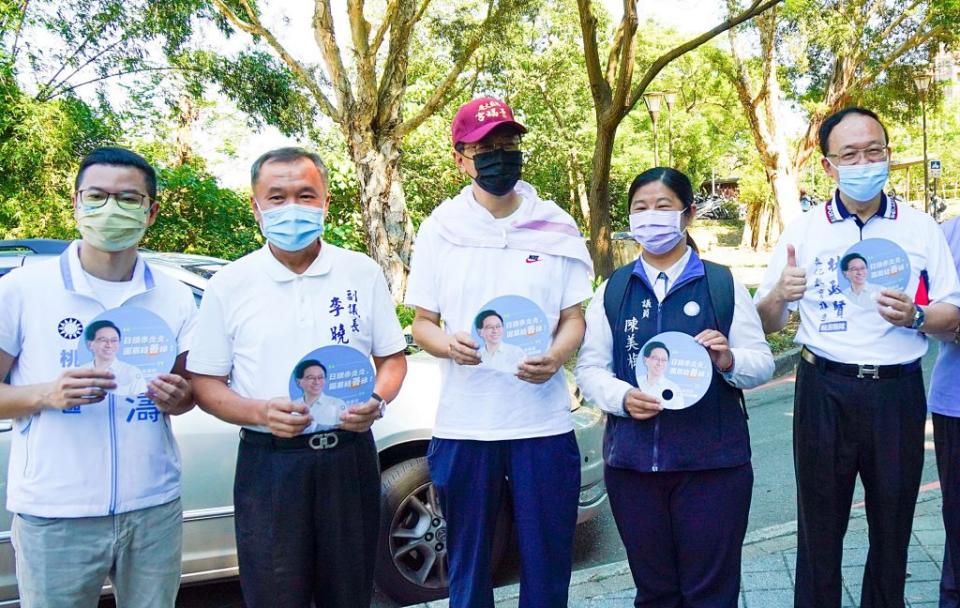 張善政前往桃園市虎頭山風景區健行副議長李曉鐘、市議員黃婉如、林政賢、陳美梅、舒翠玲陪同。（張善政辦公室提供）