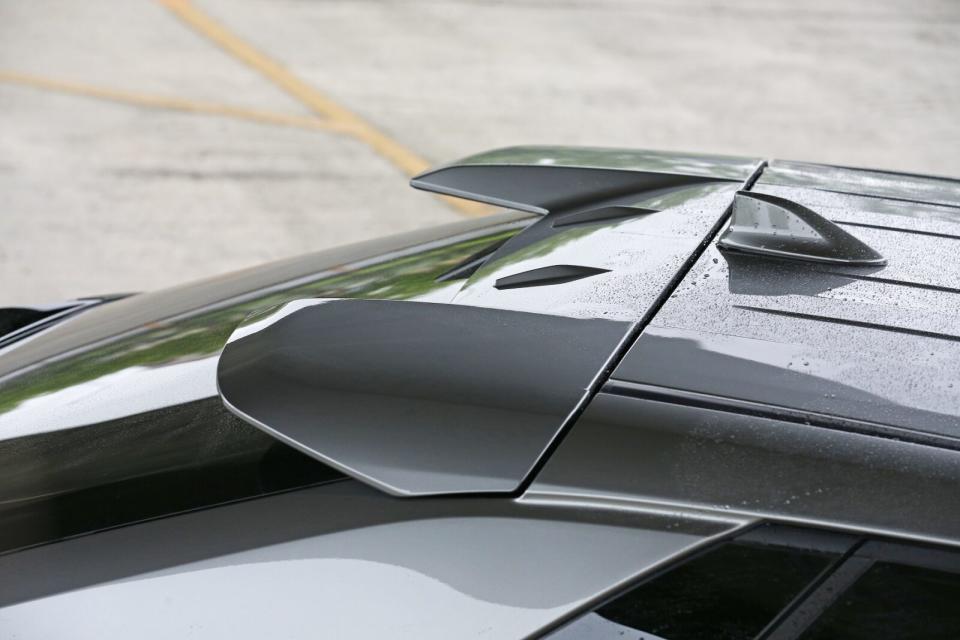 車尾後方的分離式尾翼，在動感氛圍的氣息營造上有著畫龍點晴之效。