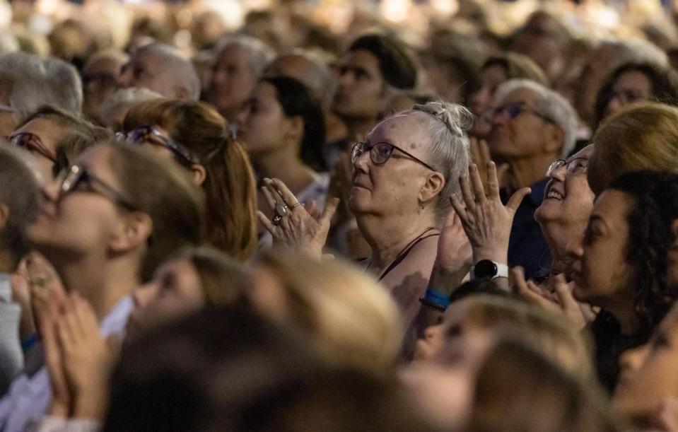 Una multitud aplaudió mientras la doctora Jane Goodall impartía su conferencia.