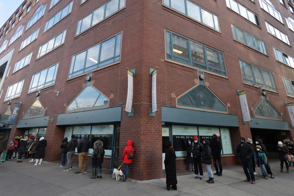 Les gens font la queue pour des tests de maladie à coronavirus (COVID-19) sur East 14th Street alors que la variante du coronavirus Omicron continue de se propager à Manhattan, New York, États-Unis, le 22 décembre 2021. REUTERS / Andrew Kelly