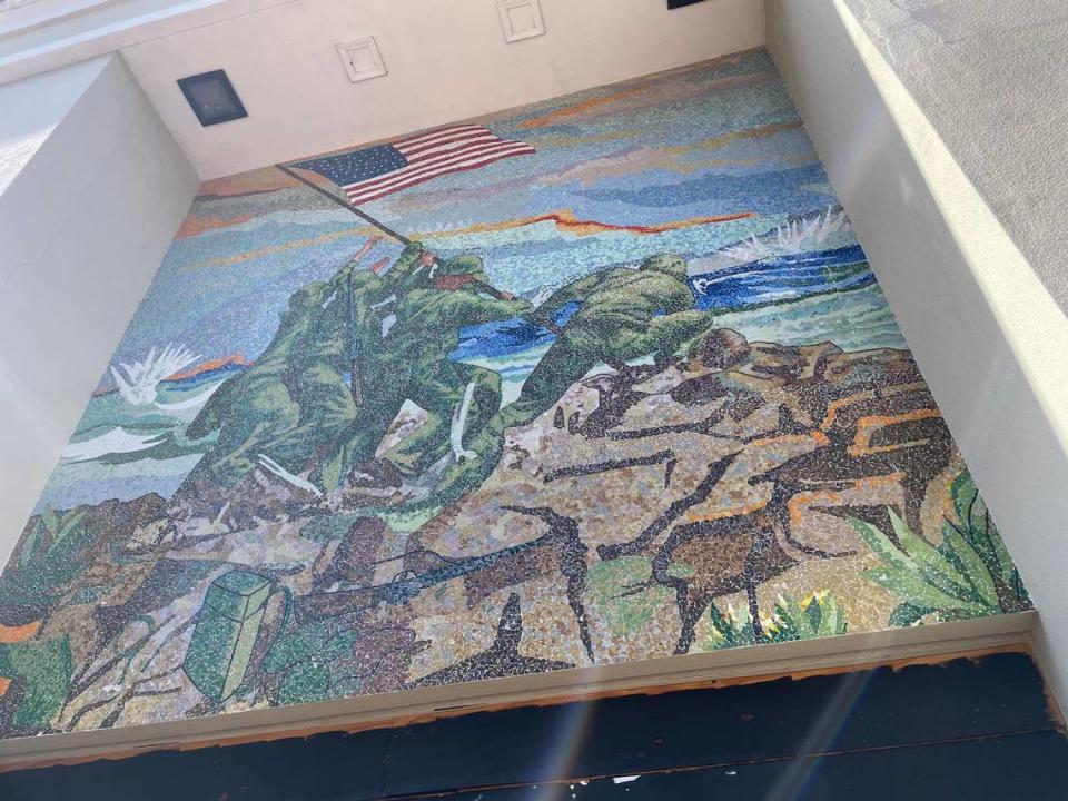 Un mural en mosaico del artista Enzo Gallo representa a los marines estadounidenses izando la bandera de Estados Unidos en Iwo Jima, Japón, durante la Segunda Guerra Mundial. La obra está expuesta en el antiguo edificio de Wells Fargo en Miami Beach, en 1634 Alton Rd.