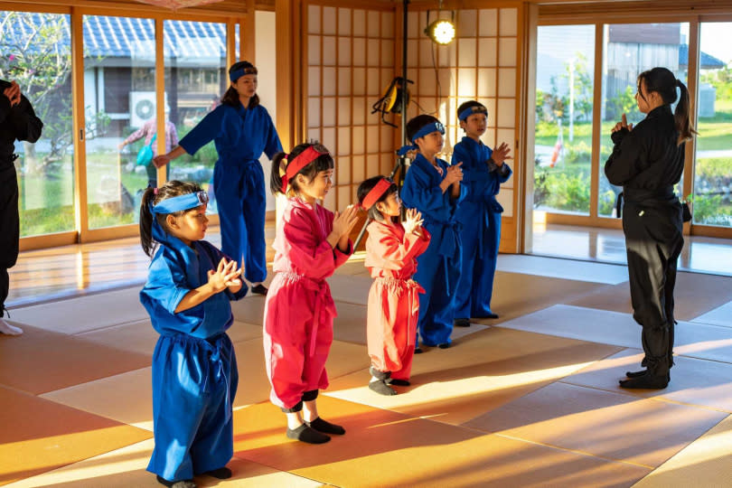 綠舞推有不少日本親子體驗活動，包括抹茶、和菓子DIY，還有最受小朋友喜愛的忍者體驗營，小忍者們手持專業道具挑戰各種技能，修行結束後還將頒發忍者結業證書留念。（圖／綠舞國際觀光飯店提供）