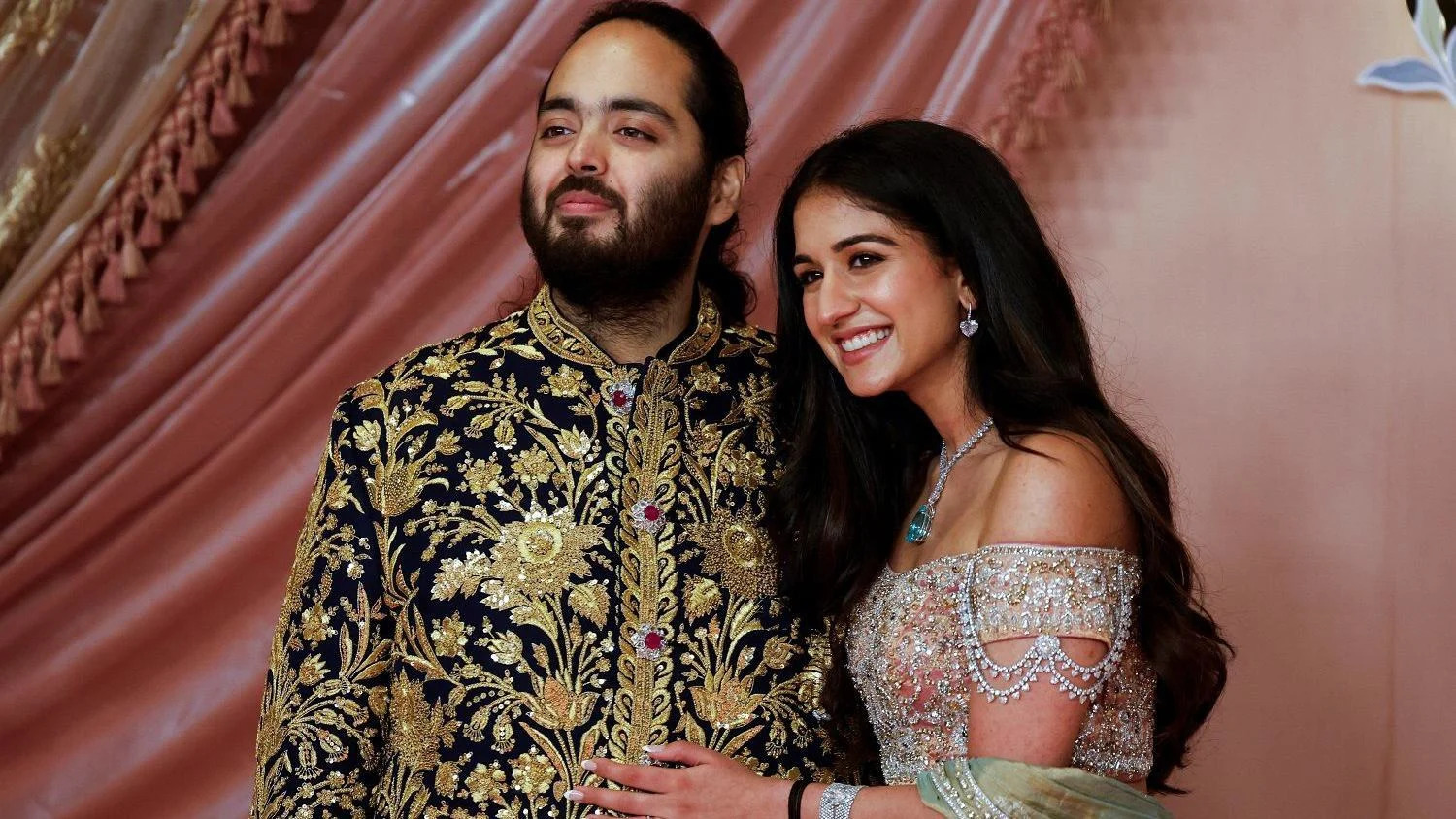 Anant Ambani, hijo del empresario Mukesh Ambani, posa con su prometida Radhika Merchant en la alfombra roja durante la ceremonia Sangeet en el Jio World Centre, Mumbai, India, Julio 5, 2024