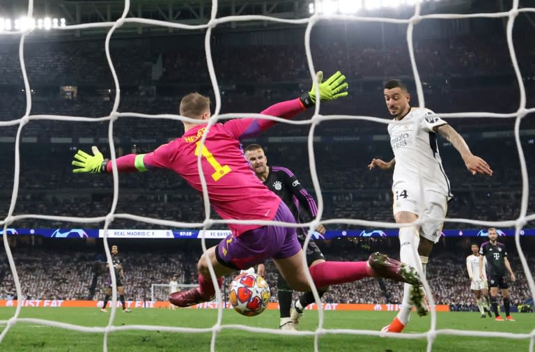 Manuel Neuer intenta detener sin éxito un remate de Joselu en el partido que el Real Madrid ganó 2-1 al Bayern de Múnich para clasificarse a la final de la Liga de Campeones. En Madrid, el 9 de mayo de 2024 (Thomas COEX)