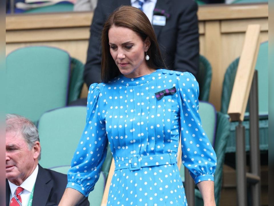 Herzogin Kate im gepunkteten Vintage-Kleid beim Tennisturnier in Wimbledon. (Bild: imago images/i Images)