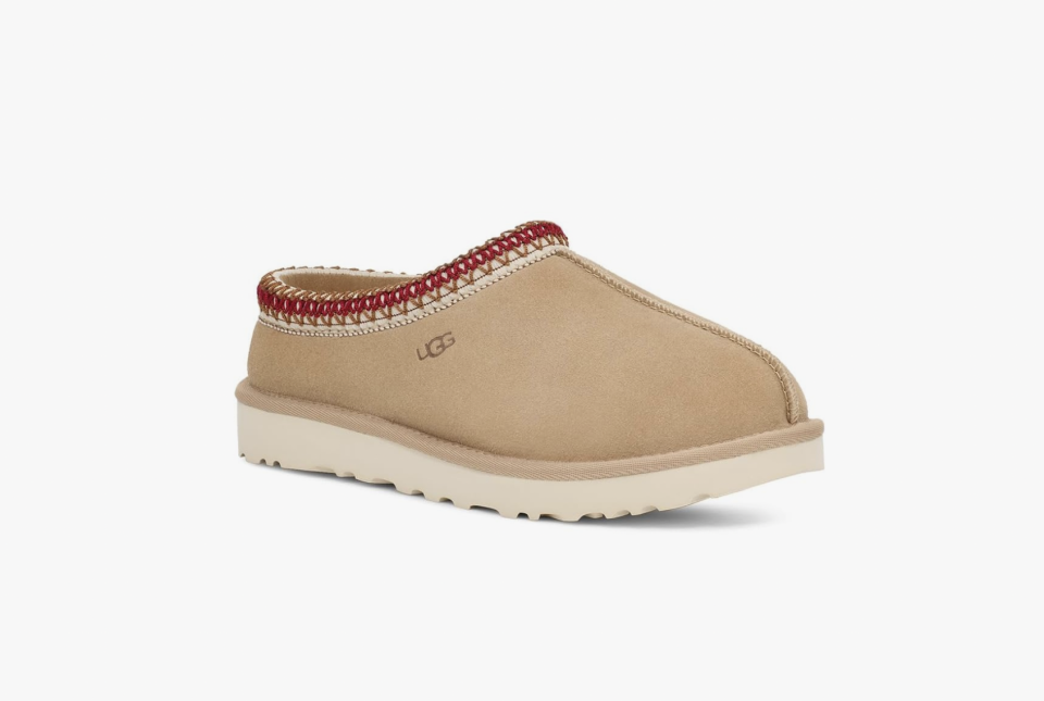 UGG Tasman in Sand/Dark Cherry.