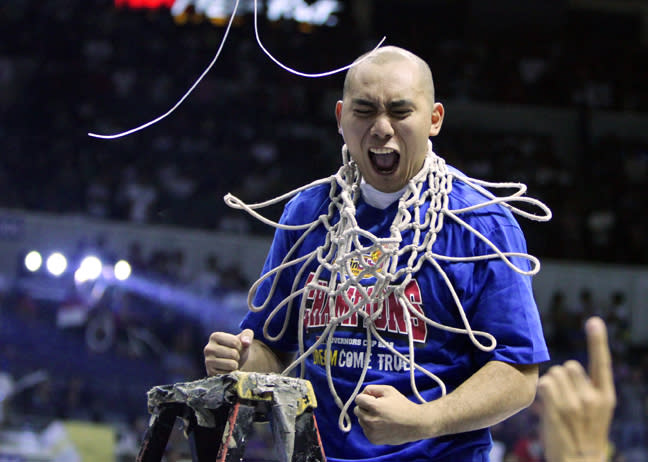 Rookie of the Year Paul Lee cuts down the net. (PBA Images)