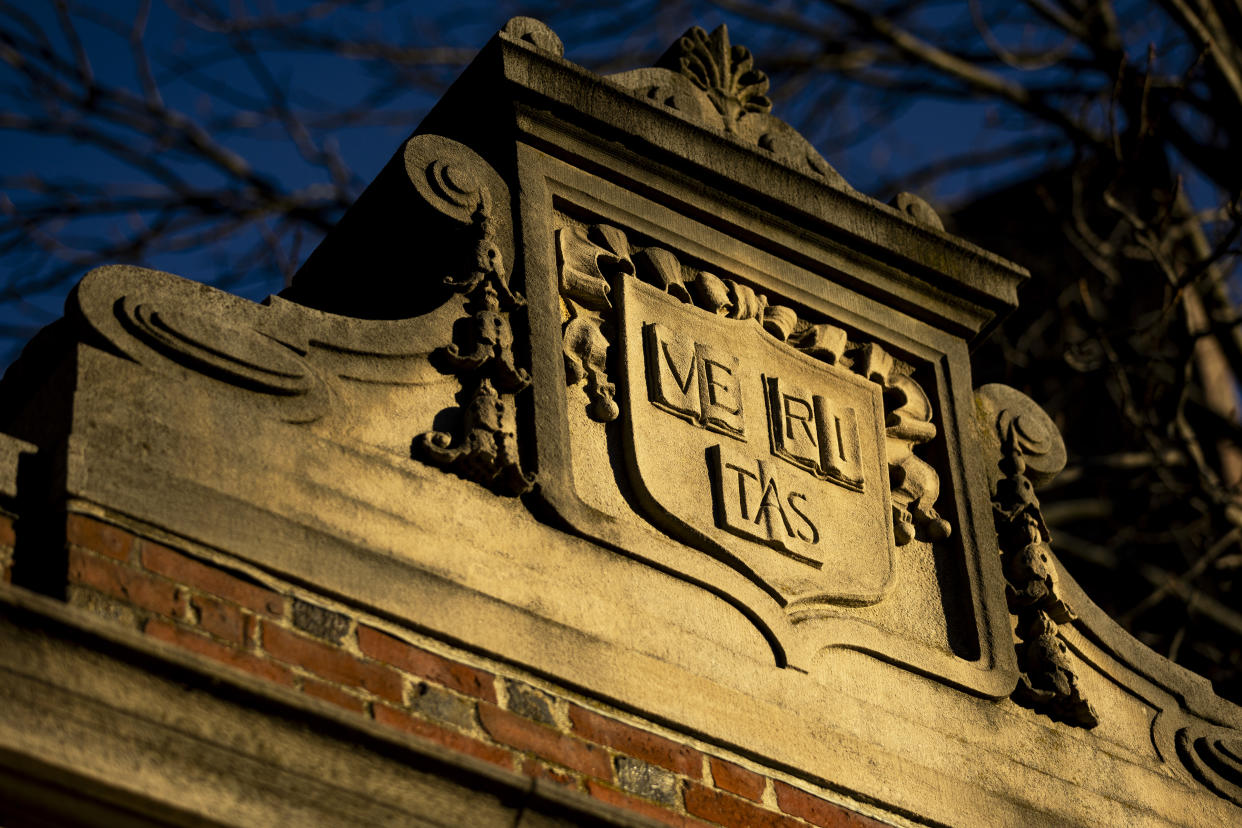 Una vista general de la insignia de la Universidad de Harvard en una puerta dentro de Harvard Yard, en el campus de la Universidad de Harvard en Cambridge, Massachusetts, el 12 de diciembre de 2023. (Adam Glanzman/The New York Times)