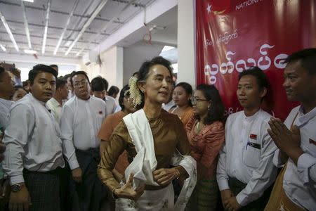 Myanmar pro-democracy leader Aung San Suu Kyi (C) arrives at National League for Democracy (NLD) party head office to attend 68th Myanmar Independence Day in Yangon January 4, 2016. REUTERS/Soe Zeya Tun