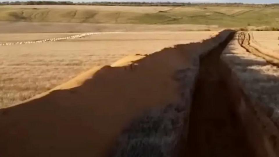 俄軍在佔領的札波羅熱（Zaporizhzhia）地區挖了約72公里長的「超大壕溝」。（圖／翻攝自《紐約郵報》）