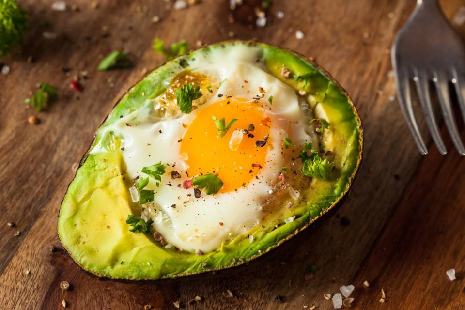 Ebenfalls zum Frühstück passt ein Avocado-Ei. Zudem ist das Gericht mit Ei, Speck und Avocado nicht nur gesund und lecker, sondern ein optisches Highlight. Zunächst werden Avocados vom Kern gelöst, etwas Fruchtfleisch entfernt, mit Speckstreifen und einem rohen Ei gefüllt. Nun das Avocado-Ei im Ofen backen, bis das Ei stockt oder die gewünschte Konsistenz erreicht ist. (Bild: iStock/bhofack2)