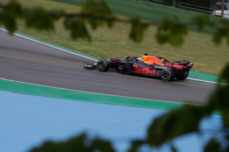 El único error de Max Verstappen en el Gran Premio de Emilia Romaña ocurrió detrás del auto de seguridad, cuando se despistó poco antes del relanzamiento; fue 