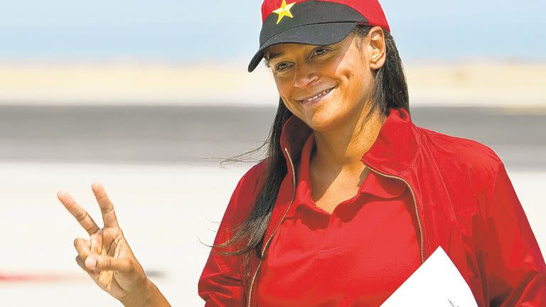 Autoridades europeas plantean dudas sobre si Isabel dos Santos recibe ayuda de Angola, país presidido por su padre.