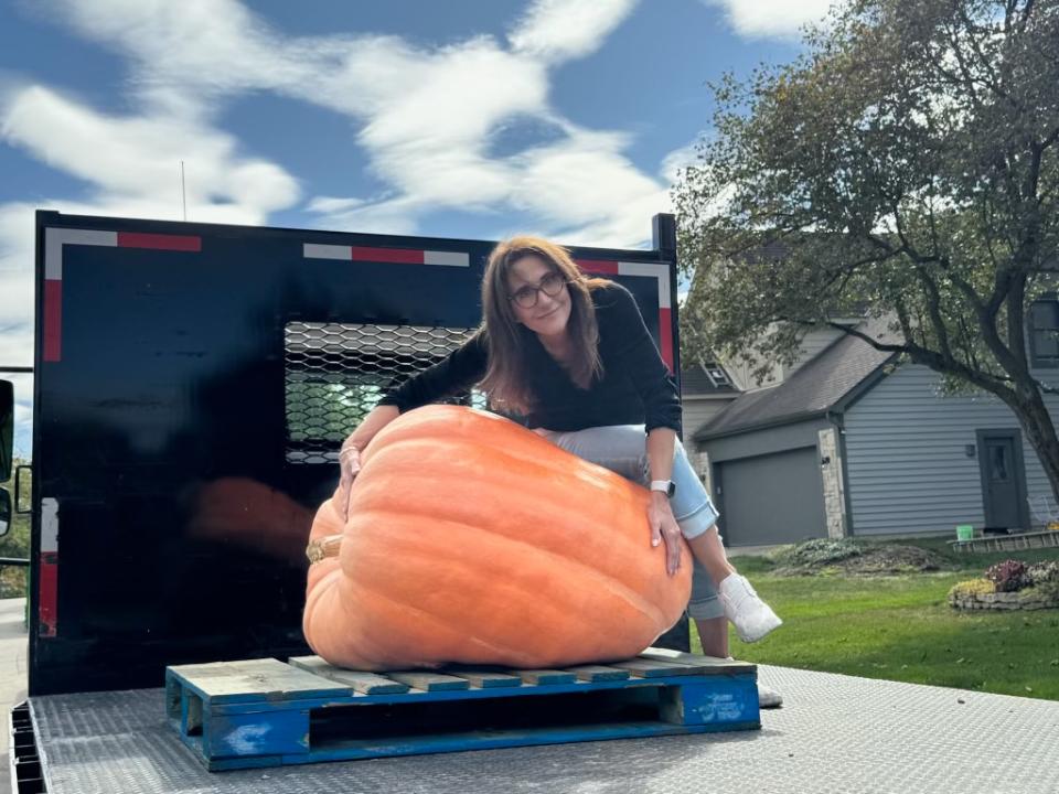 Jeanette Paras poses with her 399-pound pumpkin. (Jeanette Paras)