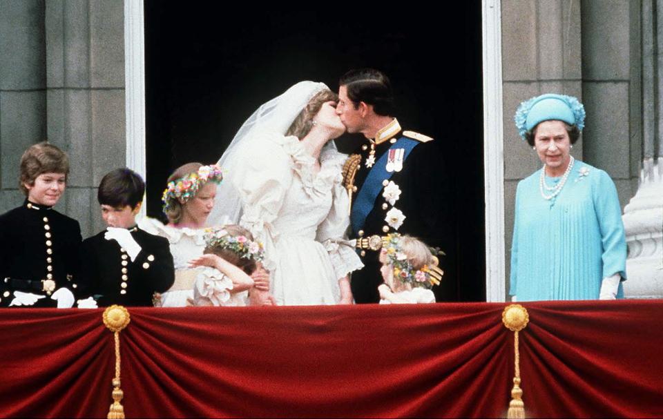 Prinzessin Diana und Prinz Charles küssen sich nach ihrer Hochzeit am 29. Juli 1981 auf dem Balkon des Buckingham Palace. - Copyright: Tim Graham Photo Library via Getty Images