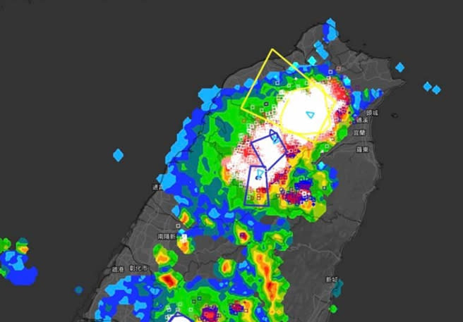 雙北下起午後大雷雨，彭啟明指出密集的閃電最高一分鐘出現835次，相當可怕。