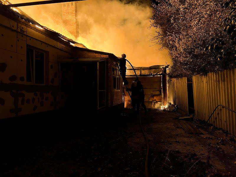 Bomberos ucranianos apagan el fuego en una casa residencial después de un ataque militar ruso. en Bajmut