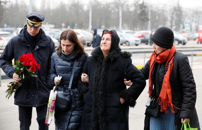 Los familiares de las once víctimas ucranianas del vuelo 752 de Ukraine International Airlines y los miembros de la tripulación llegan para una ceremonia en el Aeropuerto Internacional Boryspil, en las afueras de Kiev, Ucrania, el 19 de enero de 2020