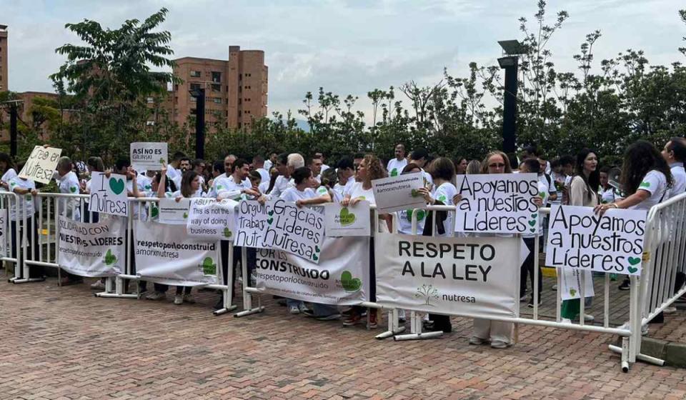 Trabajadores del denominado GEA protestaron en el Country Club de Medellín, donde se celebró en marzo una Asamblea Extraordinaria de Accionistas de Grupo Nutresa. Imagen: Valora Analitik