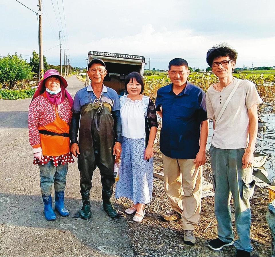 林強（右二）為《老鷹之手》配樂，創作期間造訪牛斗山，與攝影師彭家如（右一）、導演賴麗君（右三）和藕農鄧素玉夫婦（左一起）相見歡。（天馬行空提供）