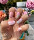 <a href="https://www.elle.fr/Beaute/News-beaute/Manucure/Les-ongles-tie-and-dye-la-nouvelle-lubie-des-beautistas#xtor=AL-541" rel="nofollow noopener" target="_blank" data-ylk="slk:Voir la suite des photos sur ELLE.fr;elm:context_link;itc:0;sec:content-canvas" class="link ">Voir la suite des photos sur ELLE.fr</a><br><h3> A lire aussi </h3><ul><li><a href="https://www.elle.fr/Beaute/News-beaute/Manucure/Blake-Lively-devoile-la-manucure-parfaite-pour-l-ete-3941499#xtor=AL-541" rel="nofollow noopener" target="_blank" data-ylk="slk:Blake Lively dévoile la manucure parfaite pour l’été;elm:context_link;itc:0;sec:content-canvas" class="link ">Blake Lively dévoile la manucure parfaite pour l’été</a></li><li><a href="https://www.elle.fr/Beaute/Soins/Astuces/Conseils-de-pro-avant-de-s-exposer-au-soleil-3936498#xtor=AL-541" rel="nofollow noopener" target="_blank" data-ylk="slk:Cheveux, bronzage, manucure : nos conseils de pro pour l’été;elm:context_link;itc:0;sec:content-canvas" class="link ">Cheveux, bronzage, manucure : nos conseils de pro pour l’été</a></li><li><a href="https://www.elle.fr/Beaute/Ongles/Manucure-ete#xtor=AL-541" rel="nofollow noopener" target="_blank" data-ylk="slk:Manucure d'été : les 20 modèles que l'on rêve d'adopter;elm:context_link;itc:0;sec:content-canvas" class="link ">Manucure d'été : les 20 modèles que l'on rêve d'adopter</a></li><li><a href="https://www.elle.fr/Beaute/Ongles/Manucure-baby-boomer-comment-realiser-ce-degrade-sur-les-ongles#xtor=AL-541" rel="nofollow noopener" target="_blank" data-ylk="slk:Ongles baby boomer : la tendance manucure qui est partout sur Instagram;elm:context_link;itc:0;sec:content-canvas" class="link ">Ongles baby boomer : la tendance manucure qui est partout sur Instagram</a></li><li><a href="https://www.elle.fr/Astro/Horoscope/Quotidien#xtor=AL-541" rel="nofollow noopener" target="_blank" data-ylk="slk:Consultez votre horoscope sur ELLE;elm:context_link;itc:0;sec:content-canvas" class="link ">Consultez votre horoscope sur ELLE</a></li></ul>