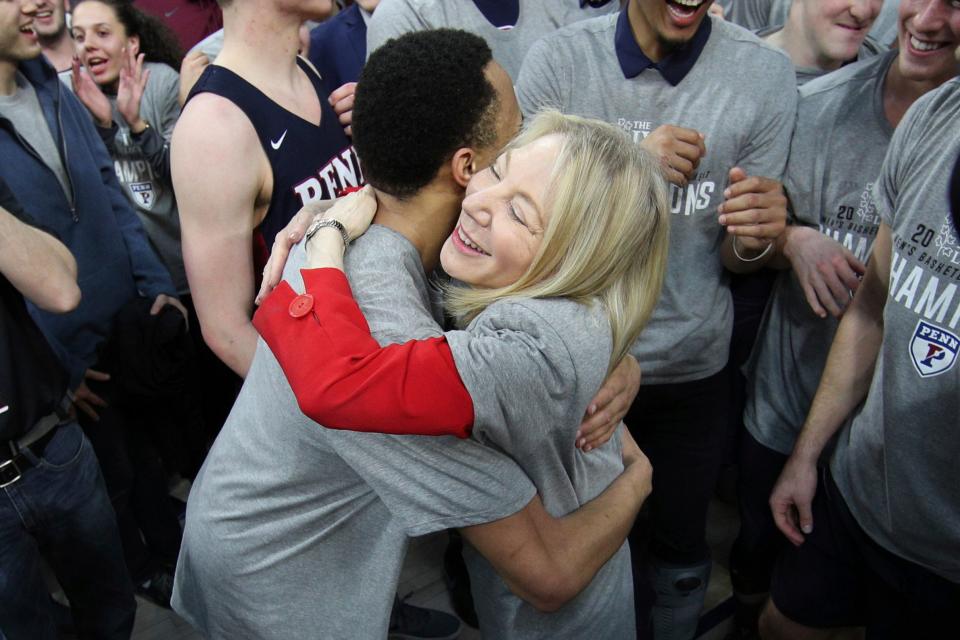 Amy Gutmann nach einem Sieg des Baskettball-Teams der Pennsylvania-Universität