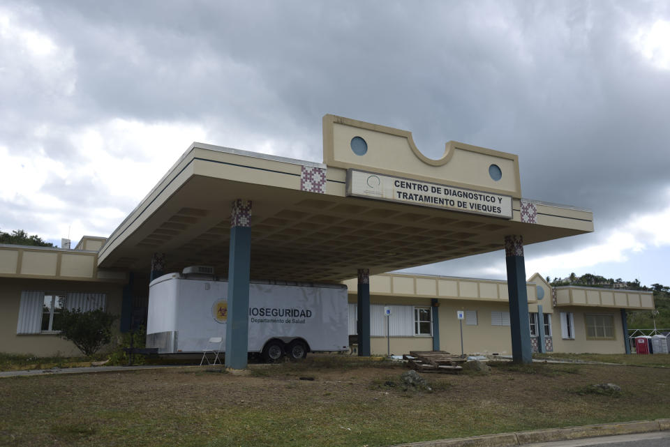 En esta imagen, tomada el 8 de septiembre de 2018, se muestra la fachada del clausurado centro de diagnóstico y tratamiento de diálisis en Vieques, Puerto Rico. Semanas después del paso de María, las autoridades de salud lo declararon contaminado y ordenaron su demolición. Una unidad móvil adquirida por las autoridades federales estadounidenses para realizar las diálisis en Vieques está varada en California. (AP Foto/Carlos Giusti)