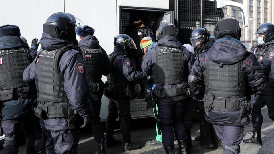 Mas de 3.500 personas fueron arrestadas el domingo