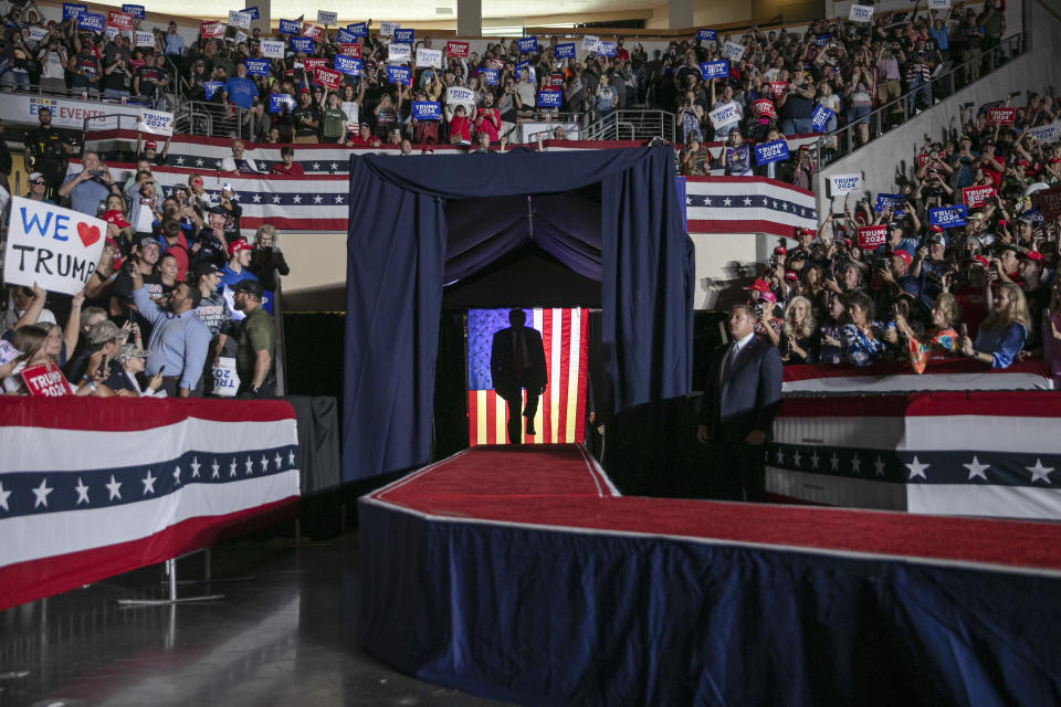 Seguidores del expresidente y contendiente a la candidatura presidencial del Partido Republicano Donald Trump lo escuchan en un acto de campaña en Mánchester, Nuevo Hampshire, el 27 de abril de 2023. (Sophie Park/The New York Times)
