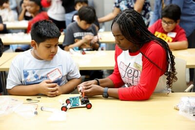 Students participate in the Hyundai Hydrogen STEM Program with the USC Joint Educational Project in Los Angeles on October 10, 2023 (Photo/Hyundai)