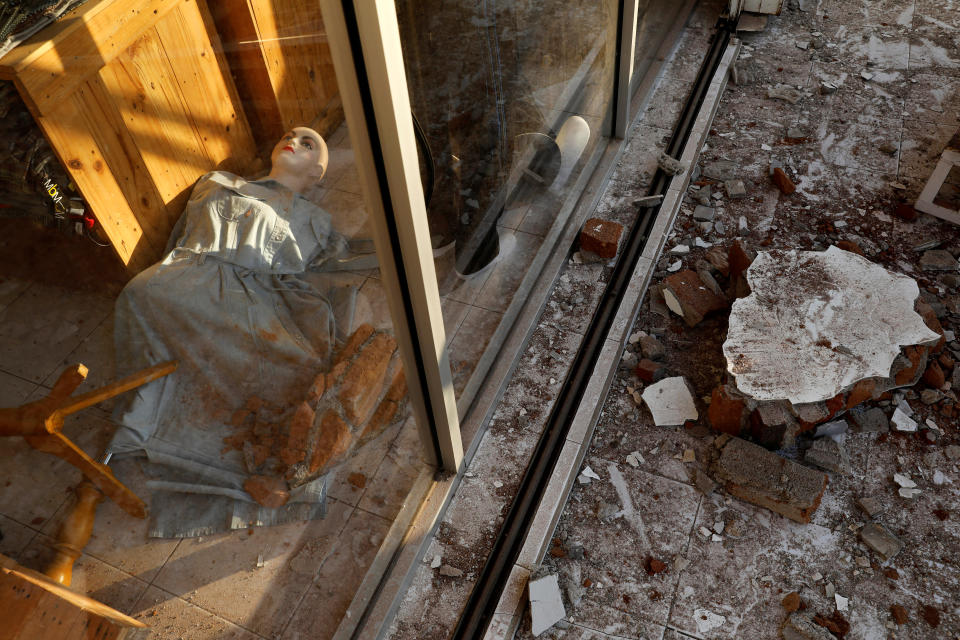 <p>A mannequin is seen inside clothing shop after earthquake hit on Sunday in Senggigi, Lombok Island, Indonesia, Aug. 6, 2018. (Photo: Beawiharta/Reuters) </p>